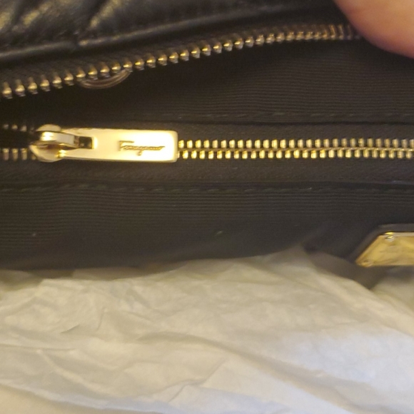 Ferragamo Ginette Shoulder Chain bag in black - Picture 7 of 11